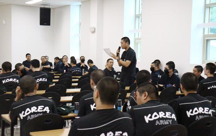 매주 토요일 개인정비시간을 활용해 독서동아리 활동을 하고 있는 육군5보병사단 신병교육대대 훈련병들.