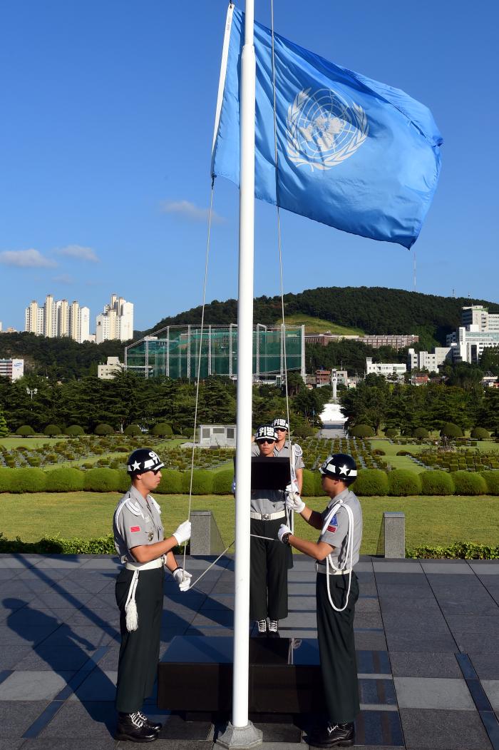 부산 유엔기념공원 상징구역에서 육군53보병사단 장병들이 오후 4시를 기해 유엔기를 내리고 있다.