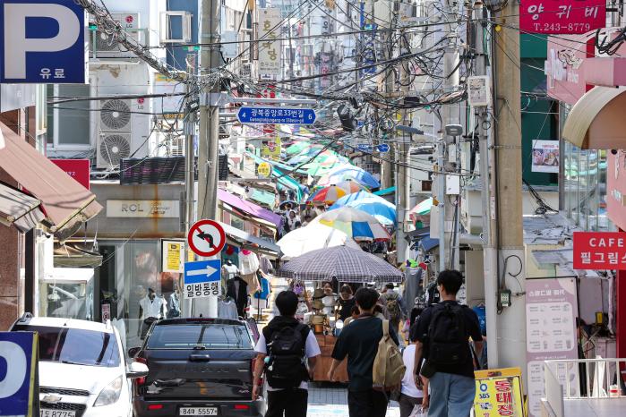 전쟁 당시 피란민과 부산시민들의 삶의 터전이 된 국제시장.