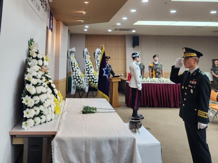 김진성 육군6보병사단장이 14일 강원 철원군 평화문화광장에서 열린 고(故) 김교수 대위 공적 기념행사에서 선배 전우를 기리며 경례하고 있다. 부대 제공