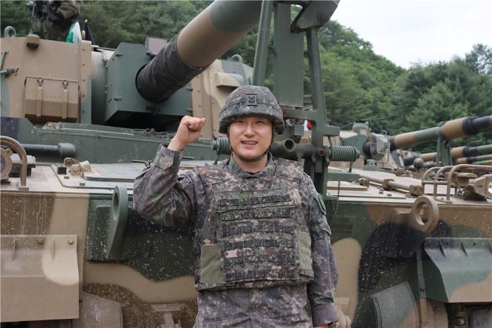 전직지원교육 입소를 연기하고 부대 전술훈련평가에 참가한 육군2포병여단 철통포병대대 임현묵 중사가 평가를 성공적으로 마친 뒤 파이팅을 외치고 있다. 부대 제공