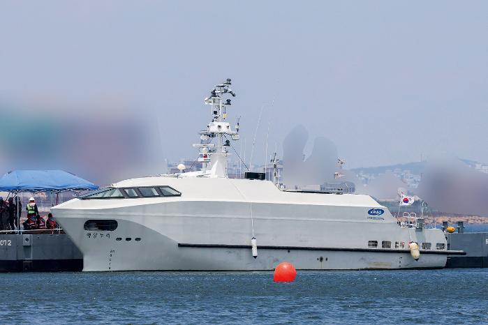 도구해안에 설치된 우리 측 부유형 부교 옆에 무인수상정 모함이 해상 감시를 위해 정박해 있다.