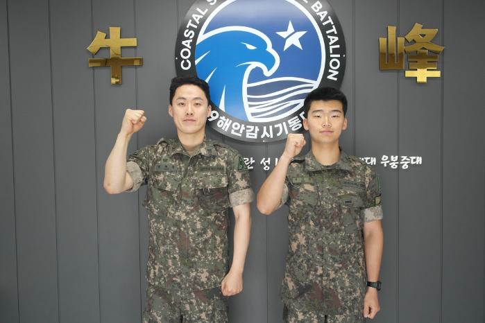 육군53보병사단 울산여단 권용록(왼쪽) 상사와 김민수 일병. 부대 제공