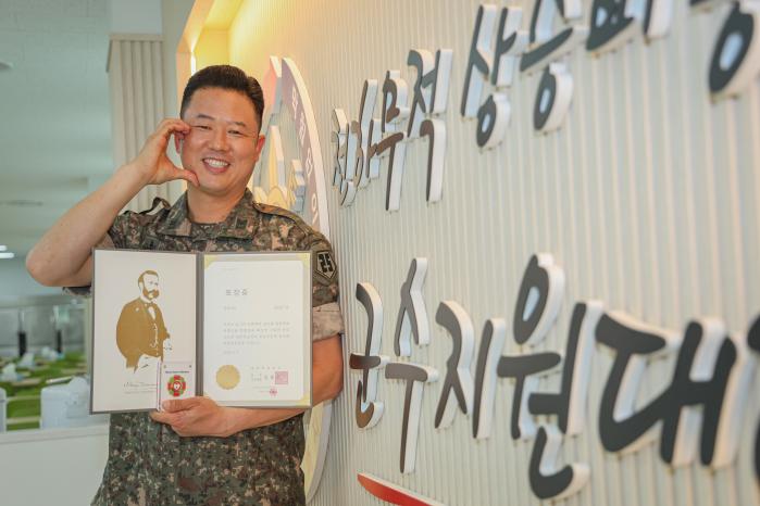 헌혈 200회를 달성해 헌혈 유공패 명예대장을 받은 육군25보병사단 군수지원대대 김남균 상사. 부대 제공