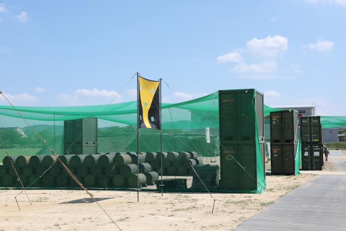해병대군수단은 경북 포항시 해병대1사단에서 전투근무지원지역(CSSA) 훈련을 했다. 자폭드론의 위협으로부터 유류를 비롯한 물자를 보호하기 위해 그물망을 설치한 모습.