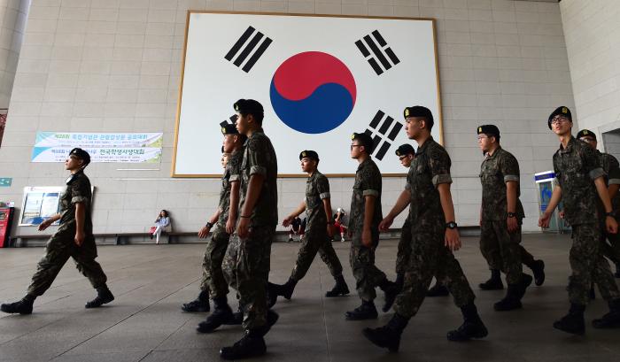 우리 군이 지난해부터 시행 중인 ‘민주주의와 헌법수호’ 교육은 장병들이 군복 입은 민주시민으로서 정체성을 확립하는 데 이바지하고 있다는 평가가 나온다. 정신전력교육의 일환으로 충남 천안시 독립기념관을 찾은 장병들. 한재호 기자