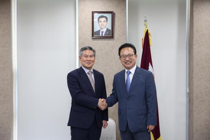 배종호(오른쪽) 국방홍보원장이 16일 서울 용산구 국방홍보원에서 정경두 전 국방부 장관을 만나 악수하고 있다. 이윤청 기자