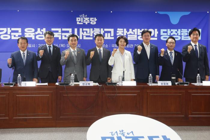 안규백(왼쪽 셋째) 국방부 장관과 진성준(왼쪽 둘째) 국회 국방위원장 등이 16일 서울 여의도 국회 의원회관에서 열린 ‘스마트 강군 육성, 국군사관학교 창설방안’ 당정 협의 시작 전 기념촬영을 하고 있다. 이경원 기자