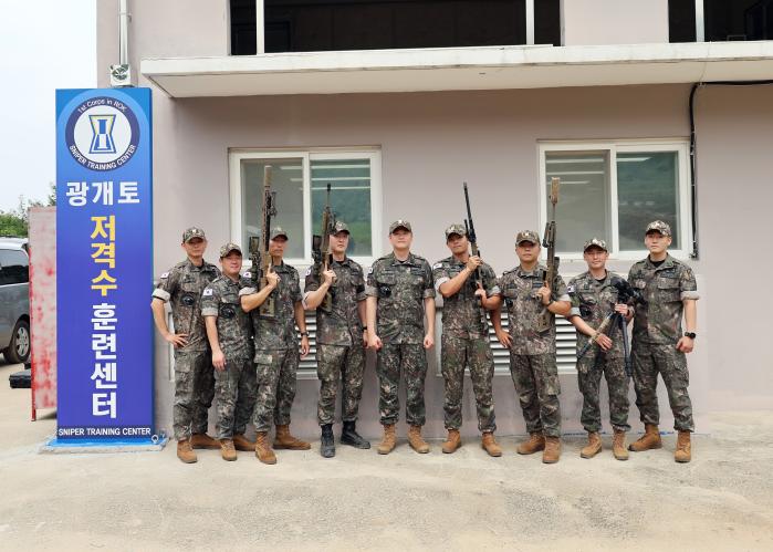 지난 16일 열린 ‘광개토 저격수 훈련센터’ 개소식에서 참석자들이 정예 저격수 육성을 다짐하며 기념촬영을 하고 있다. 부대 제공
