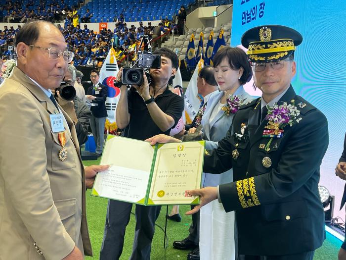 지난 16일 병장특별진급식에서 민규덕(준장·오른쪽) 육군인사사령부 인사행정처장이 윤진윤 옹에게 병장 진급 임명장을 전달하고 있다. 부대 제공