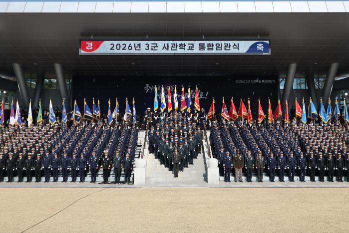 국방부는 지난 16일 발표한 ‘국군사관학교 창설 기본계획’을 미래 안보환경 변화에 대응하는 장교 양성체계 혁신의 하나라고 설명했다. 지난 2월 20일 계룡대 대연병장에서 열린 육·해·공군사관학교 통합임관식에서 신임 장교들이 이재명 대통령·김혜경 여사와 기념촬영하는 모습. 이윤청 기자