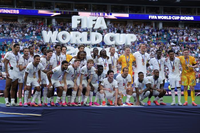 18일(현지시간) 미국 마이애미 스타디움에서 열린 2026 FIFA 월드컵 동메달 결정전 프랑스 대 잉글랜드의 경기를 마친 잉글랜드 선수들이 경기 후 시상식에서 시상대에 올라 동메달을 목에 걸고 기념사진을 찍고 있다. EPA·연합뉴스
