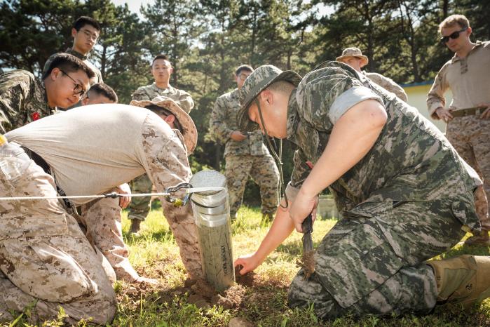 해병대2사단이 개최한 연합훈련에서 불발탄 처리 절차를 공유하고 있는 한미 장병들. 사진 제공=김인 상사