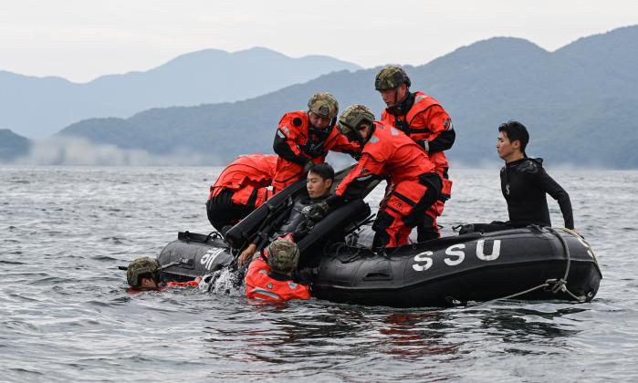 공군6전대와 해군특수전전단 해난구조전대(SSU)가 조난자를 구조하고 있다. 사진 제공=장민지 중위