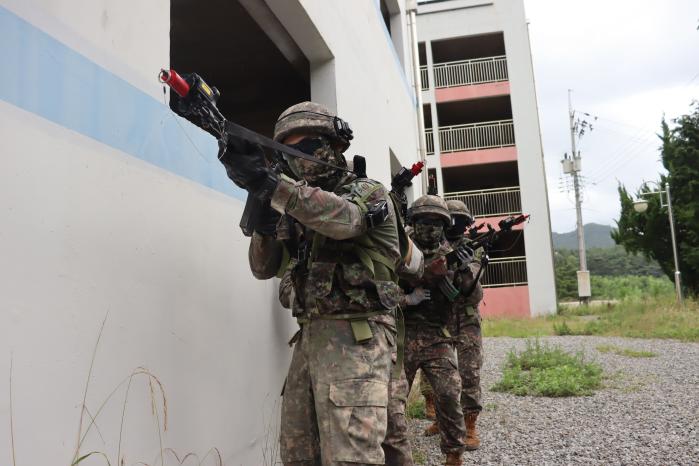 육군31보병사단 사자여단 장병들이 육군보병학교 도시지역작전훈련장에서 쌍방 교전훈련을 하고 있다. 부대 제공