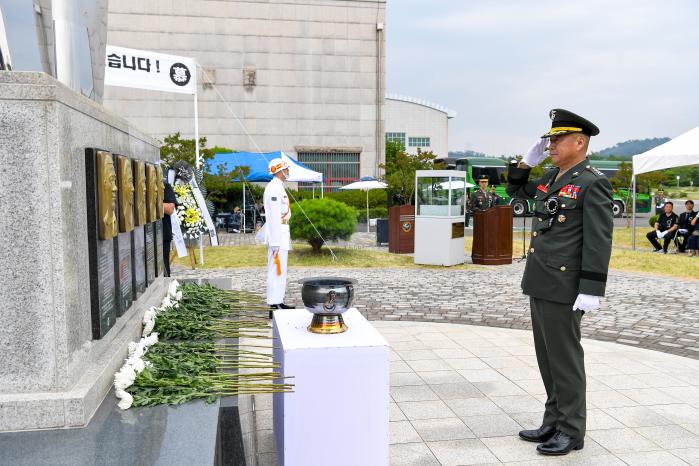 지난 17일 해병대 포항특정경비지역사령부 내 마린온 순직자 위령탑에서 거행된 ‘마린온 순직자 8주기 추모식’에서 주일석 해병대사령관이 순직자들의 영전에 헌화·분향한 뒤 경례하고 있다. 사진 제공=김주은 상사