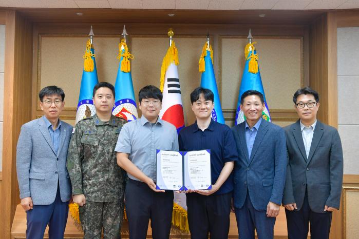이동원(오른쪽 둘째) 공군군수사 종합보급창장이 국제표준화기구 인증 담당자들과 기념촬영을 하고 있다. 왼쪽부터 장현우 군무서기관, 최준혁 중위, 서현우·조봉근 군무주무관, 이 창장, 김성수 군무서기관. 부대 제공