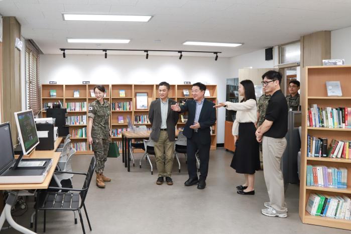육군51보병사단에 책을 기증한 교보문고 관계자들이 사단 북카페를 둘러보고 있다. 부대 제공