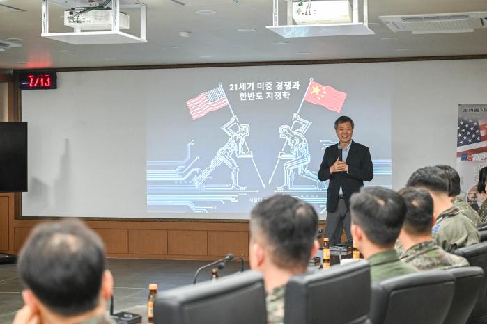신성호 서울대 국제대학원장이 공군19전투비행단 부대원들을 대상으로 강연을 하고 있다. 사진 제공=윤요한 중사