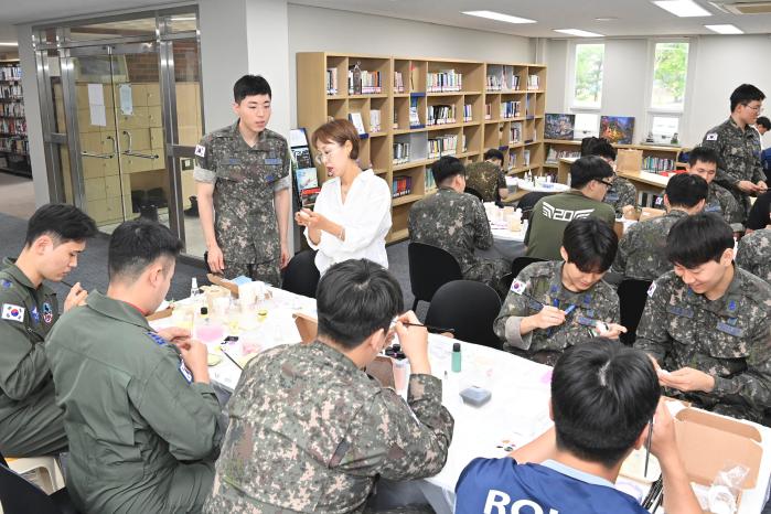 공군20전비 장병들이 용성도서관 원데이 클래스에서 석고방향제를 만들고 있다. 사진 제공=이승한 상병