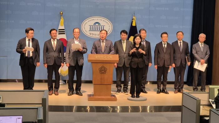 미래안보와 국방개혁을 지지하는 예비역 장성단 및 전문가들이 20일 오전 국회 소통관에서 국군사관학교 창설 지지 의사를 밝히고 있다. 조용학 기자