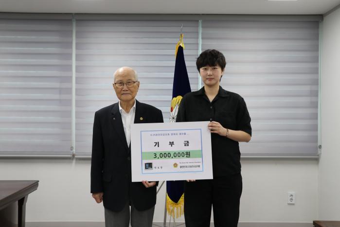 지난 14일 6·25참전유공자회를 찾은 박보람(오른쪽) 예비역 중사와 손희원 회장이 기념촬영하고 있다. 6·25참전유공자회 제공
