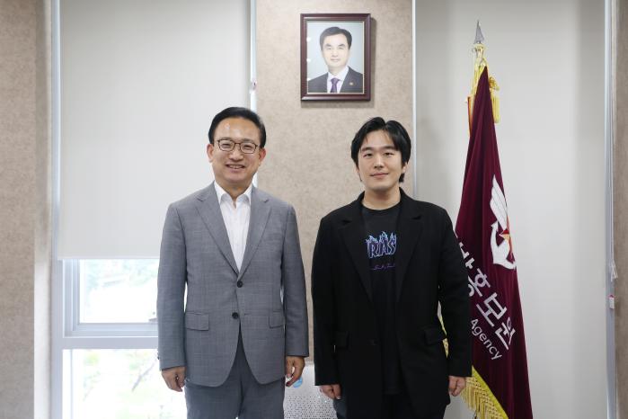 배종호(왼쪽) 국방홍보원장과 황희두 사이버크래프트 대표가 20일 서울 용산구 국방홍보원에서 기념사진을 찍고 있다. 김병문 기자