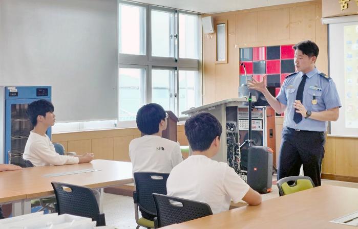 공군교육사령부 예하 27예비단 간부가 청소년들에게 공군의 장점을 설명하고 있다. 공군 제공