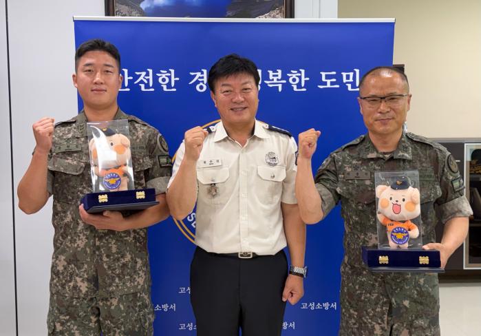 육군39보병사단 독수리여단 박종석(맨 오른쪽) 원사와 문현철(맨 왼쪽) 중사가 전수진 고성소방서장으로부터 경남도지사 표창과 하트세이버 인증서를 받고 기념촬영을 하고 있다. 부대 제공