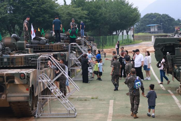 지난 17일 육군20기갑여단 번개대대에서 열린 부대개방행사에 참석한 장병들과 군인가족들이 장비를 둘러보고 있다. 부대 제공