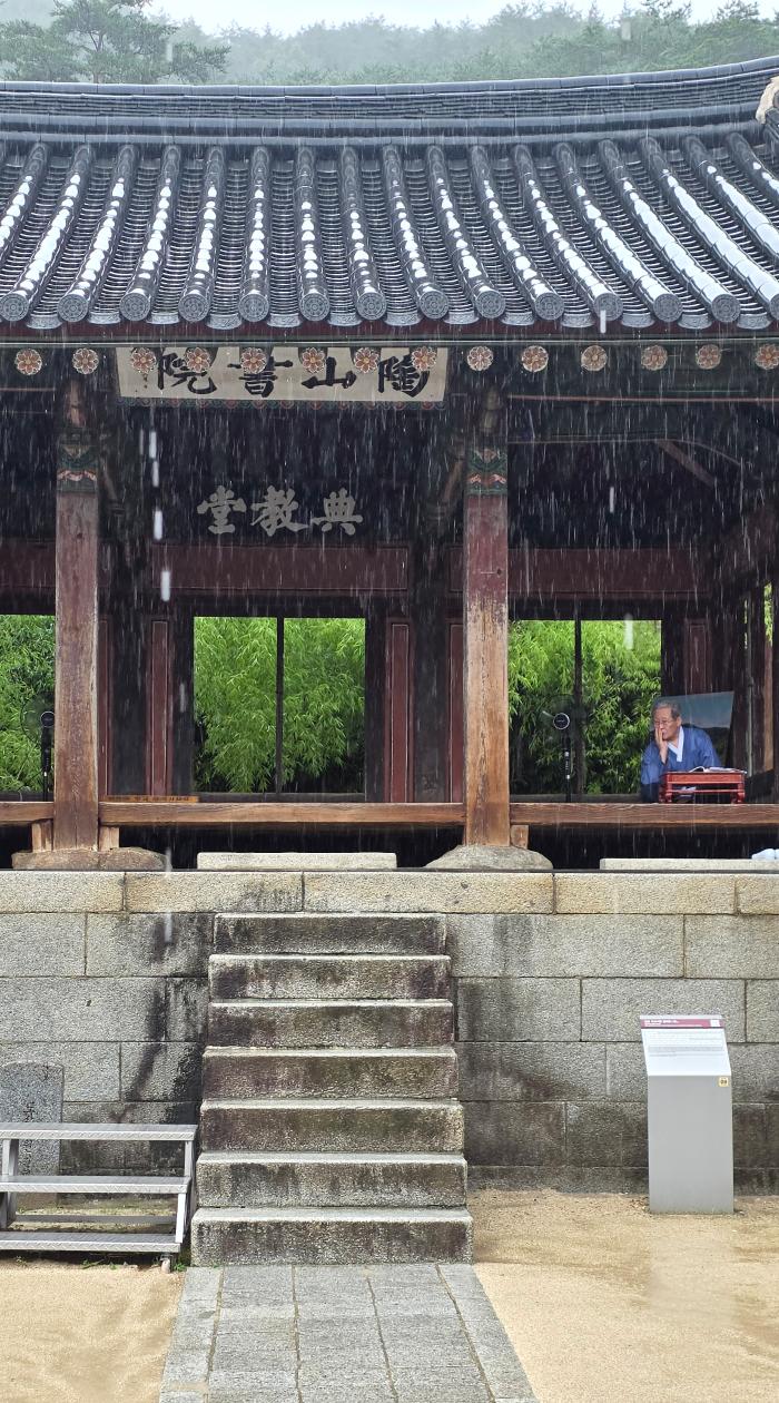 경북 안동시에 있는 ‘도산서원의 강당’ 전교당 전경. 1574년에 세워진 전교당은 유생들이 경학을 공부하는 서원의 중심 건물이다. 정면에 걸린 ‘도산서원’ 현판은 조선 최고의 명필 한석봉이 썼다.