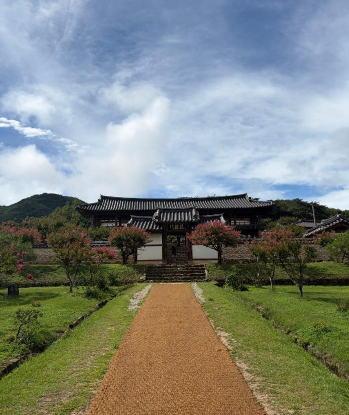 병산서원 전경. 서원의 정문인 복례문과 만대루를 지나면 강당과 동재, 서재가 있다.