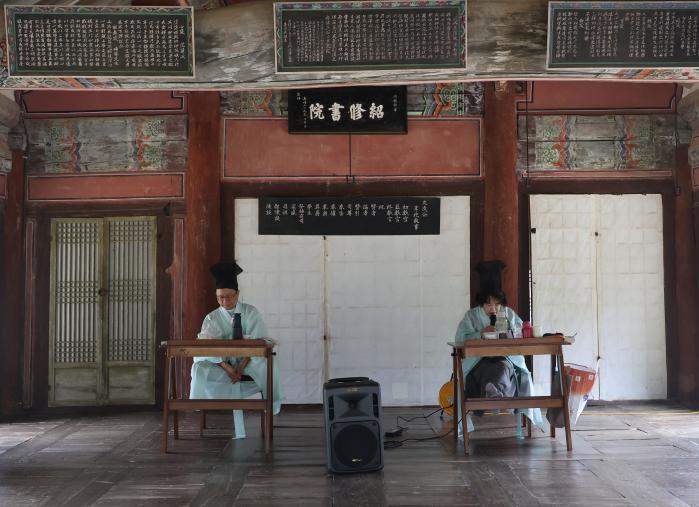영주 소수서원 내에 학문을 닦고 배우는 공간인 강학당에서 유교 경전을 읽고 있다.
