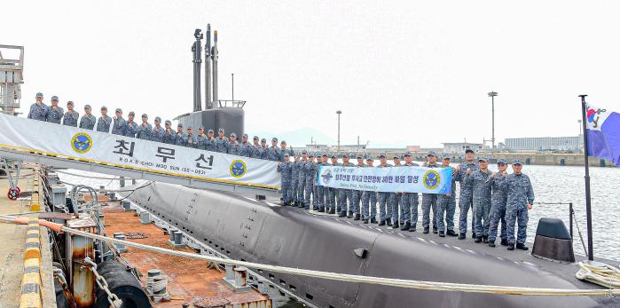 해군잠수함사령부는 21일 최무선함·이종무함·정운함·이순신함 등 장보고급 잠수함 4척이 안전항해 30만 마일이라는 금자탑을 쌓았다고 밝혔다. 최무선함 승조원들이 진해 군항에서 무사고 안전항해 30만 마일 달성을 기념하고 있다.