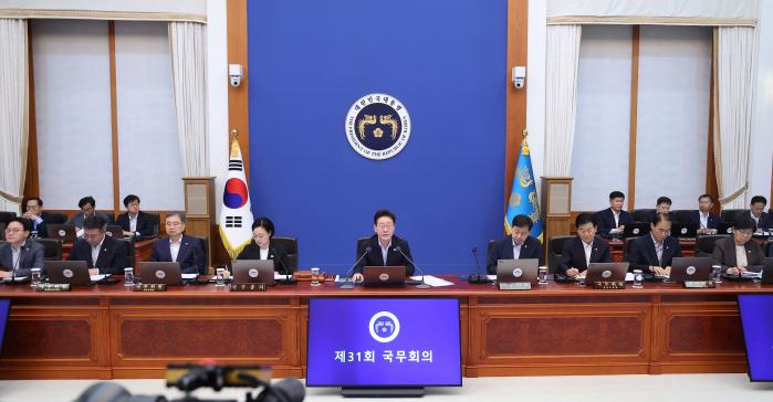 이재명 대통령이 21일 청와대에서 열린 국무회의에서 발언하고 있다. 이날 국무회의에서는 국군방첩사령부령 폐지령안 등 대통령령안을 심의·의결했다. 연합뉴스