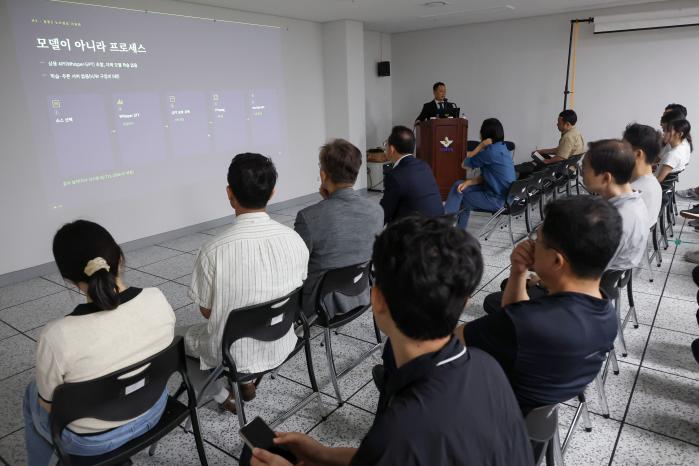 국방홍보원은 21일 원내 회의실에서 전 직원을 대상으로 인공지능(AI) 실무특강을 개최했다. 교육은 국방홍보원 구성원의 디지털 역량 강화와 안전한 AI 업무 환경 조성을 위해 마련됐다. 국방홍보원에서 AI 관련 교육이 이뤄진 것은 이번이 처음이다. 이날 강사로 나선 유근원 케이비씨지자체티브이 편성국장은 ‘AI, 안전하게 쓰는 법’에 대해 설명했다. 유 국장은 보안이 핵심인 공공·미디어 영역에서 민감정보 유출 없이 AI를 실무에 도입하는 방안을 중점적으로 전달했다. 김병문 기자