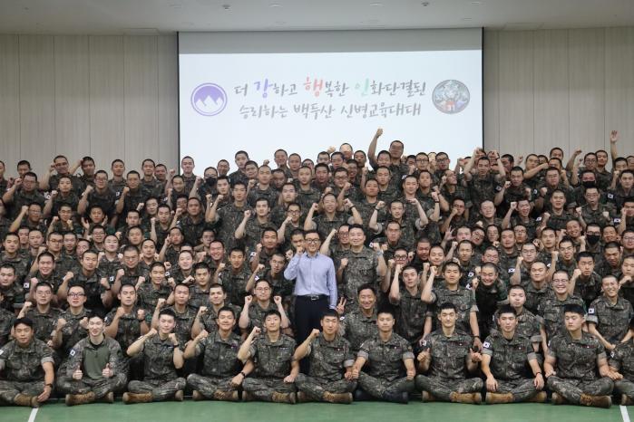 육군21보병사단 신병교육대대 훈련병들이 21일 독서코칭 교육을 마친 뒤 김성인 예비역 중령과 기념촬영을 하고 있다. 부대 제공