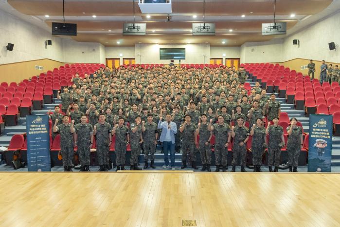 해군교육사령부가 22일 개최한 학군사관후보생 집중정신전력교육 중 최태성 한국사 강사와 후보생들이 기념사진을 찍고 있다. 사진 제공=홍성민 중사