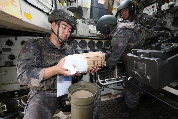 수기사 포병여단 장병들이 사격에 필요한 장약을 개방하고 있다.