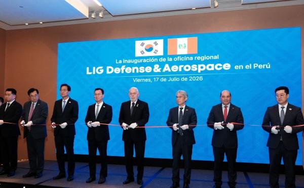 지난 17일(현지시간) 페루에서 열린 LIG D&A 중남미대표사무소 개소식에 참석한 LIG D&A 및 페루 정부 관계자들이 테이프 커팅을 하고 있다. LIG D&A 제공