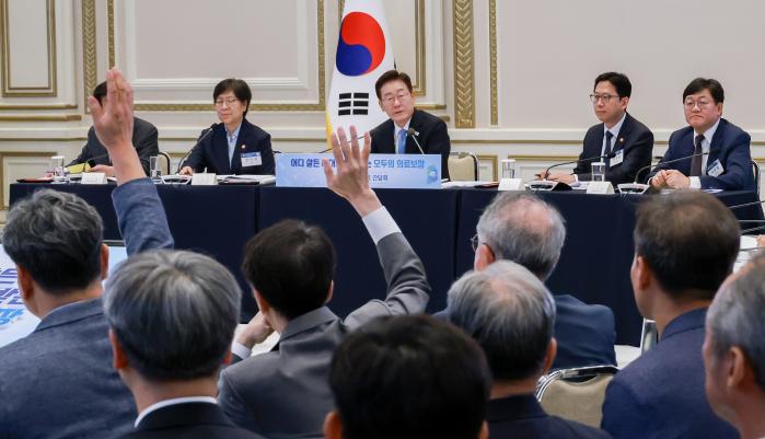 22일 청와대에서 열린 지역·필수·공공의료 간담회에서 참석자들이 이재명 대통령에게 발언권을 요청하고 있다. 연합뉴스