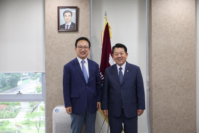 배종호(왼쪽) 국방홍보원장이 22일 서울 용산구 국방홍보원에서 국회 국방위원회 김병주 의원을 만나 기념촬영하고 있다. 이윤청 기자