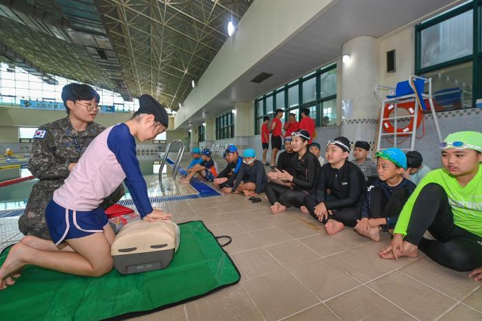 공군20전투비행단 의무요원이 오산초등학교 학생들에게 심폐소생술 교육을 하고 있다. 사진 제공=최지석 하사