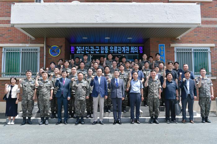 23일 공군 대구기지에서 열린 ‘민·관·군 합동 유류관계관 회의’에서 주요 참석자들이 기념촬영을 하고 있다. 부대 제공