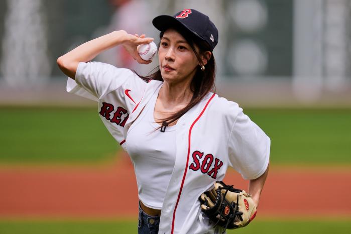 배우 하지원이 23일(한국시간) MLB 보스턴 레드삭스 경기에서 시구하고 있다. AP·연합뉴스