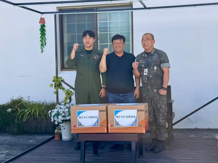 해군항공사령부 615비행대대 장병들이 제주보육원을 방문해 기증품을 기부한 뒤 기념사진을 찍고 있다. 부대 제공