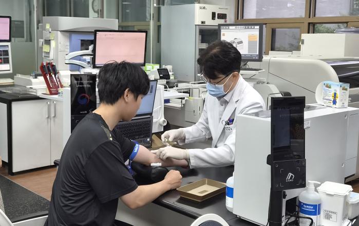 병무청이 23일 개최한 한·베트남 다문화가정 자녀 대상 병역체험 프로그램 참가자가 대전·충남지방병무청에서 병역판정검사를 받고 있다. 병무청 제공