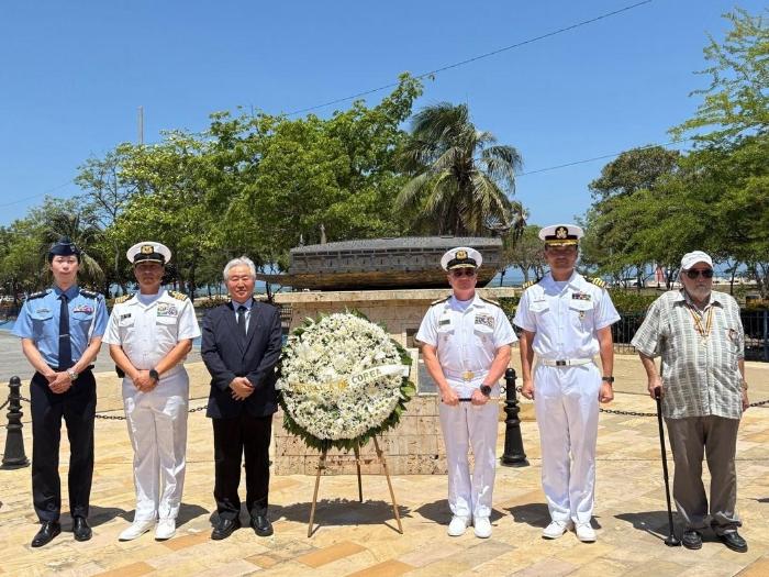 해군 문무대왕함 승조원들이 콜롬비아에서 열린 6·25전쟁 참전 75주년 기념행사에 참석해 기념사진을 찍고 있다. 부대 제공