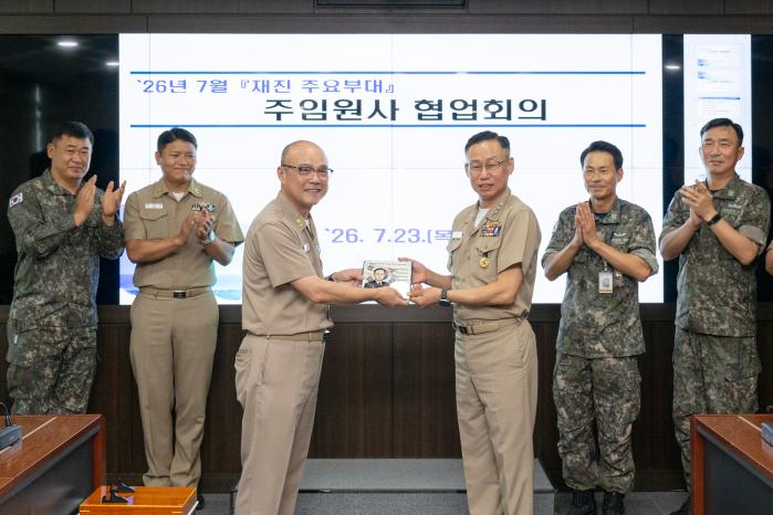 해군교육사령부가 23일 개최한 재진지역 주임원사 협업회의에서 강정호(오른쪽 셋째) 교육사령관이 권기원 해군교육사 주임원사로부터 감사패를 받고 있다. 사진 제공=홍성민 중사