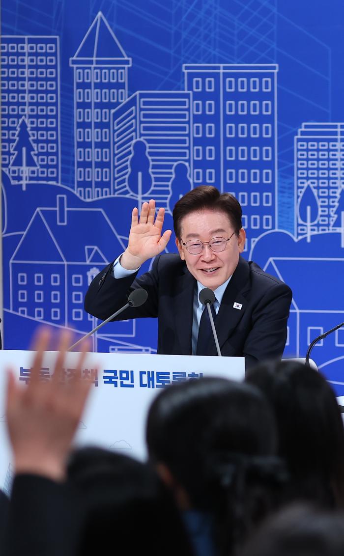이재명 대통령이 23일 서울 여의도 KBS 별관에서 열린 부동산정책 국민 대토론회에서 참석자들로부터 질문을 받고 있다. 연합뉴스